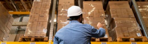 Homem no estoque da seu galpão